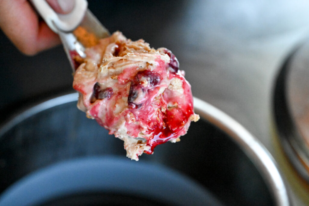 Cucchiaio con gelato alla torta di amarene